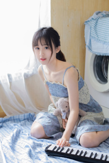 美女踩男人